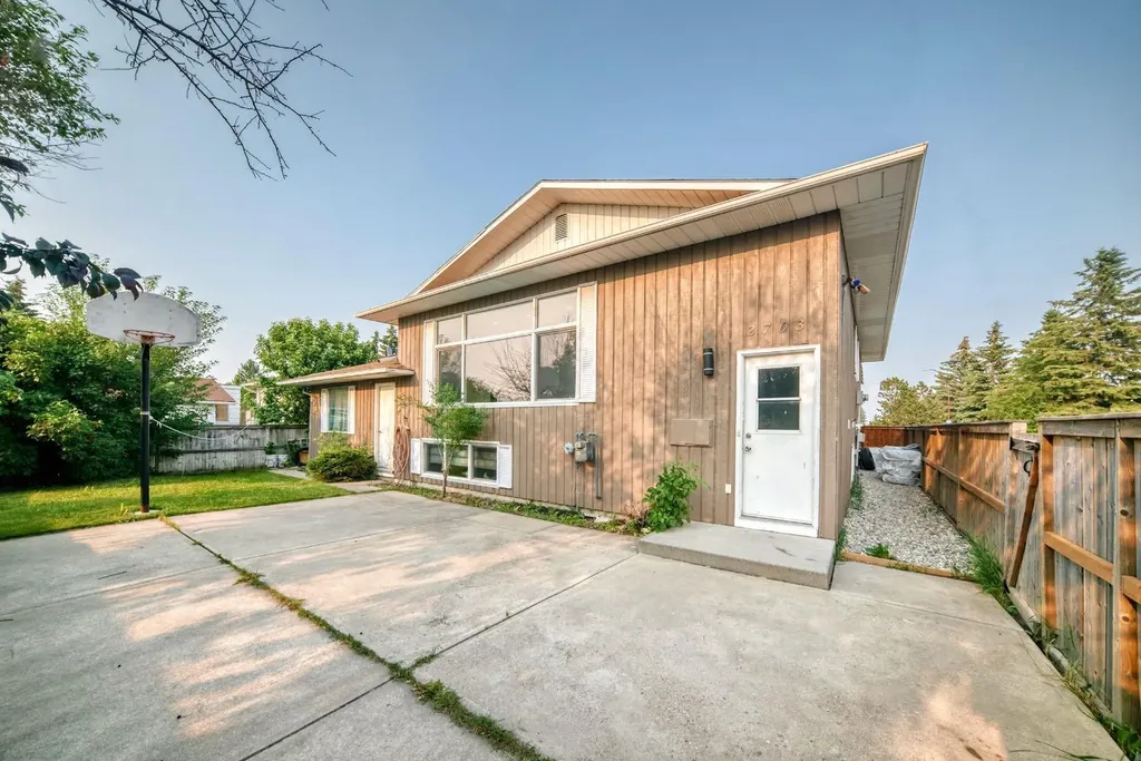 2703 60 Street NE Calgary AB T1Y 2G6
