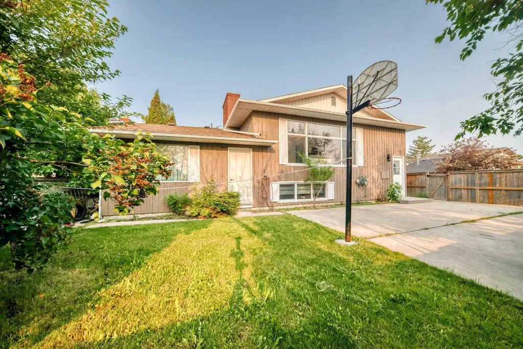 2703 60 Street NE Calgary AB T1Y 2G6