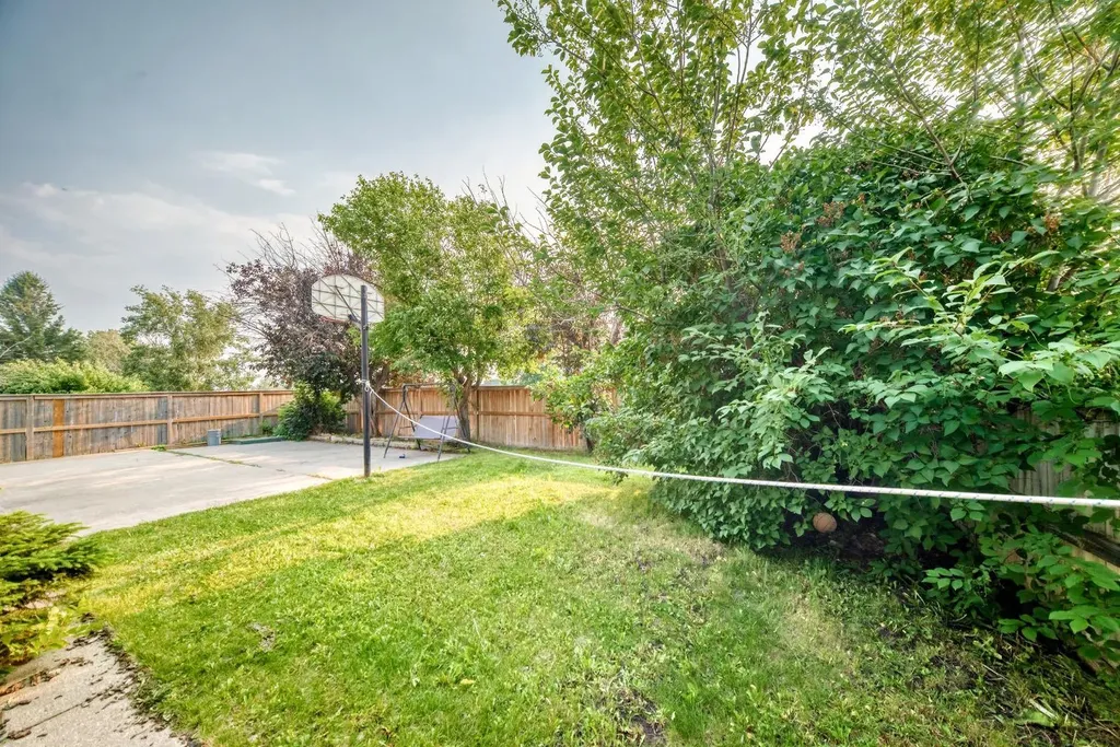 2703 60 Street NE Calgary AB T1Y 2G6