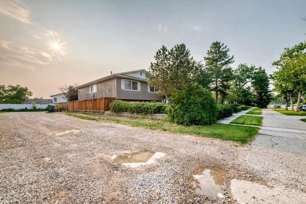 2703 60 Street NE Calgary AB T1Y 2G6