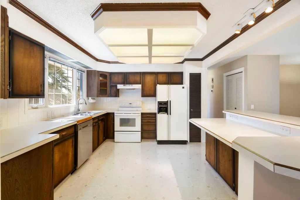 427 Queensland Road SE Calgary AB T2J 3S5