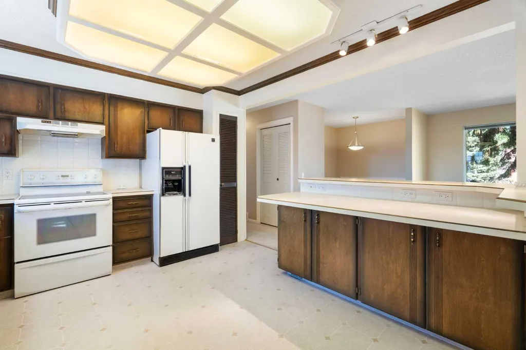 427 Queensland Road SE Calgary AB T2J 3S5