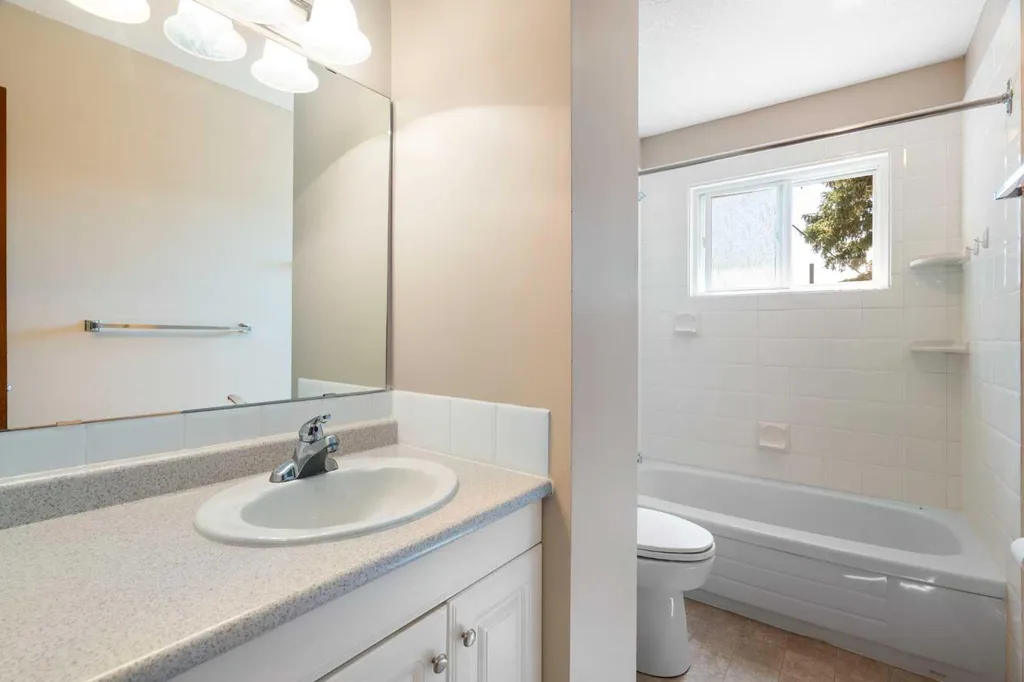 427 Queensland Road SE Calgary AB T2J 3S5