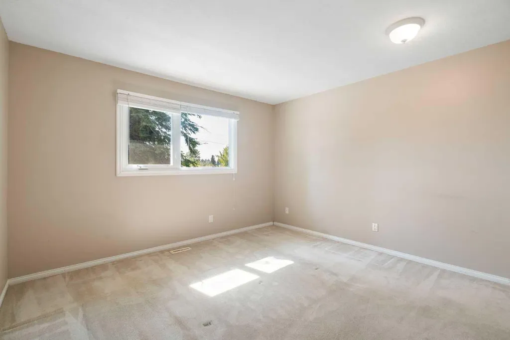 427 Queensland Road SE Calgary AB T2J 3S5