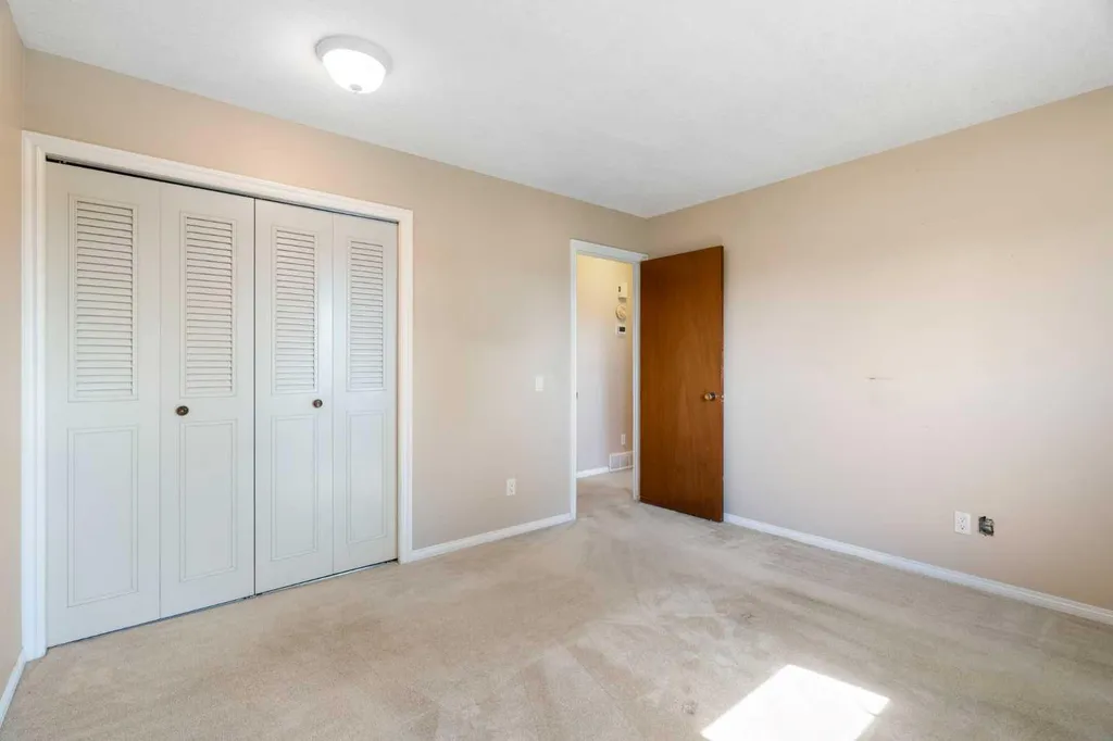 427 Queensland Road SE Calgary AB T2J 3S5