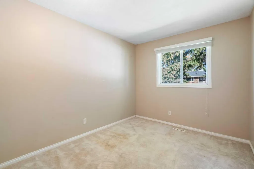 427 Queensland Road SE Calgary AB T2J 3S5