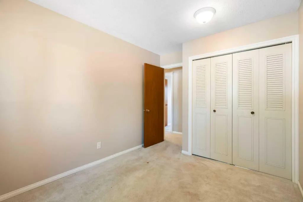 427 Queensland Road SE Calgary AB T2J 3S5