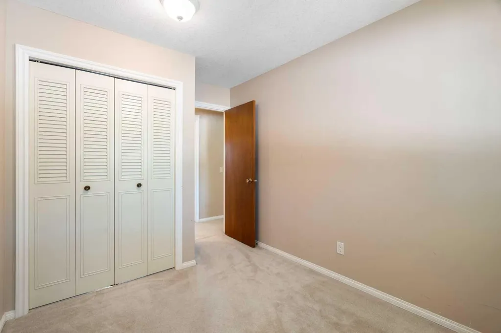 427 Queensland Road SE Calgary AB T2J 3S5