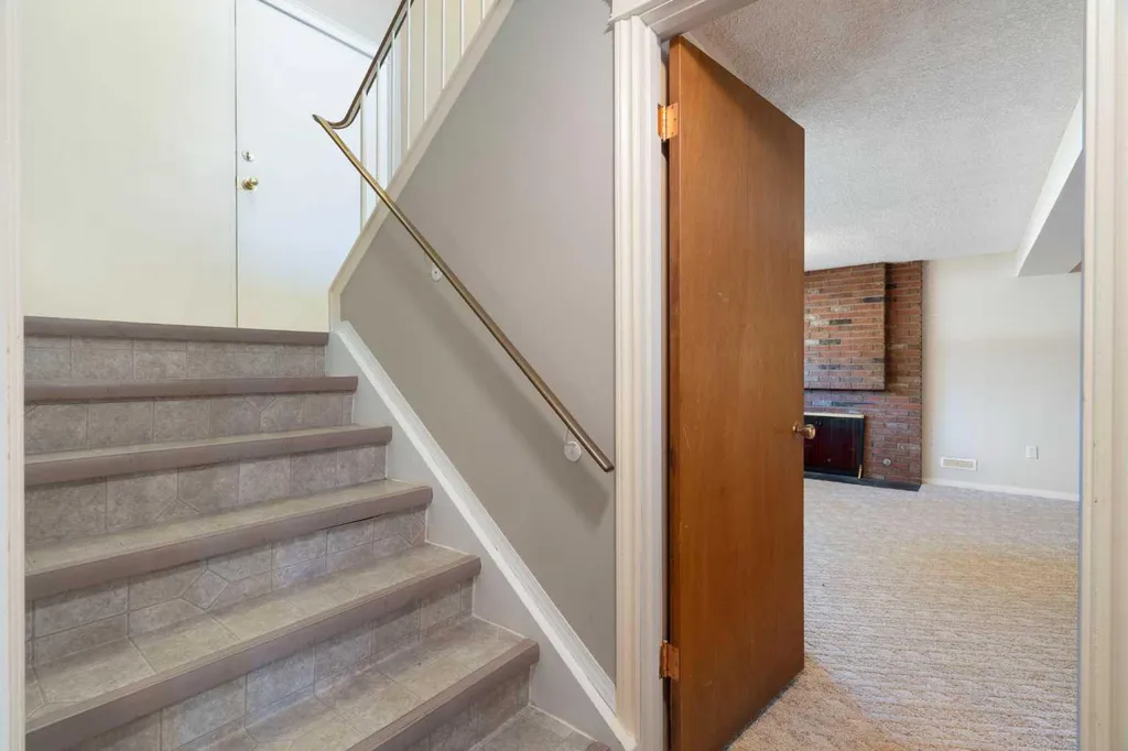 427 Queensland Road SE Calgary AB T2J 3S5