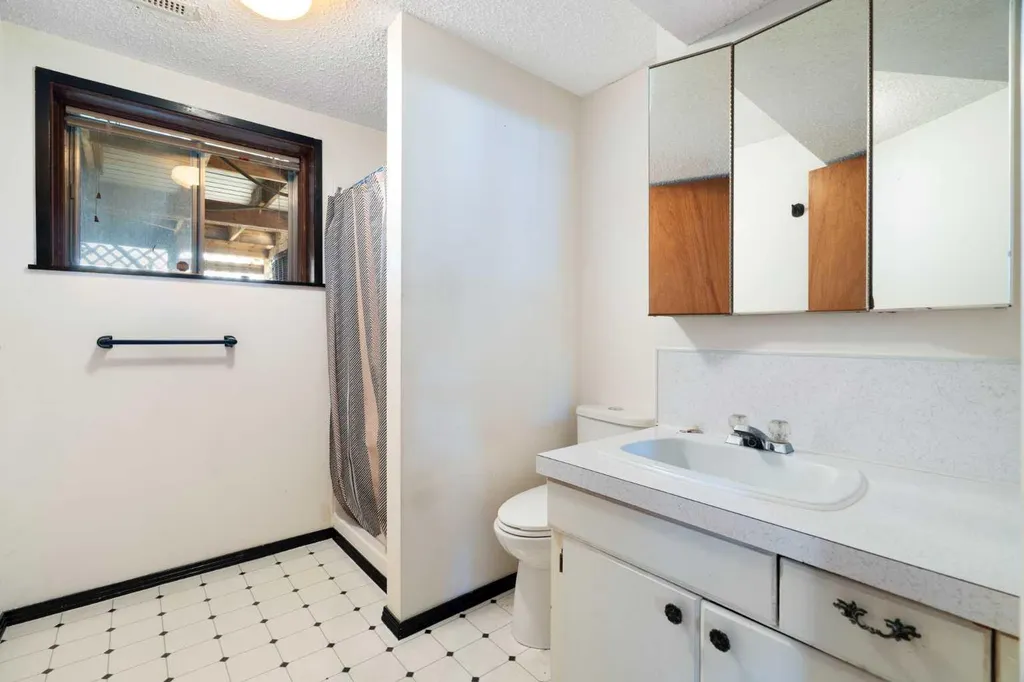 427 Queensland Road SE Calgary AB T2J 3S5