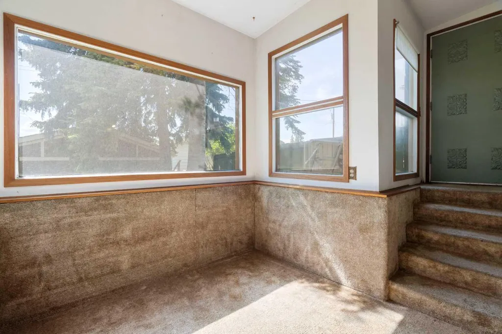 427 Queensland Road SE Calgary AB T2J 3S5