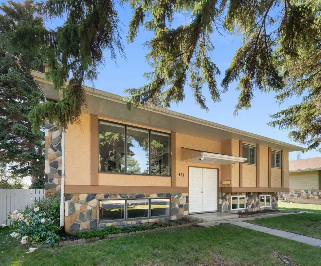 427 Queensland Road SE Calgary AB T2J 3S5