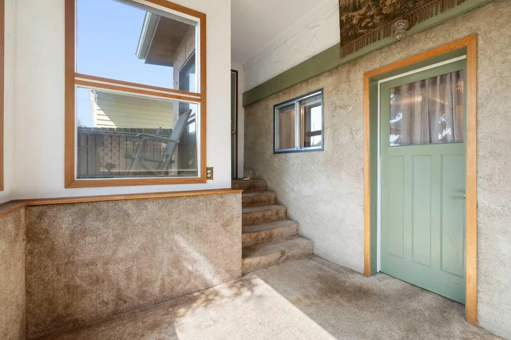 427 Queensland Road SE Calgary AB T2J 3S5