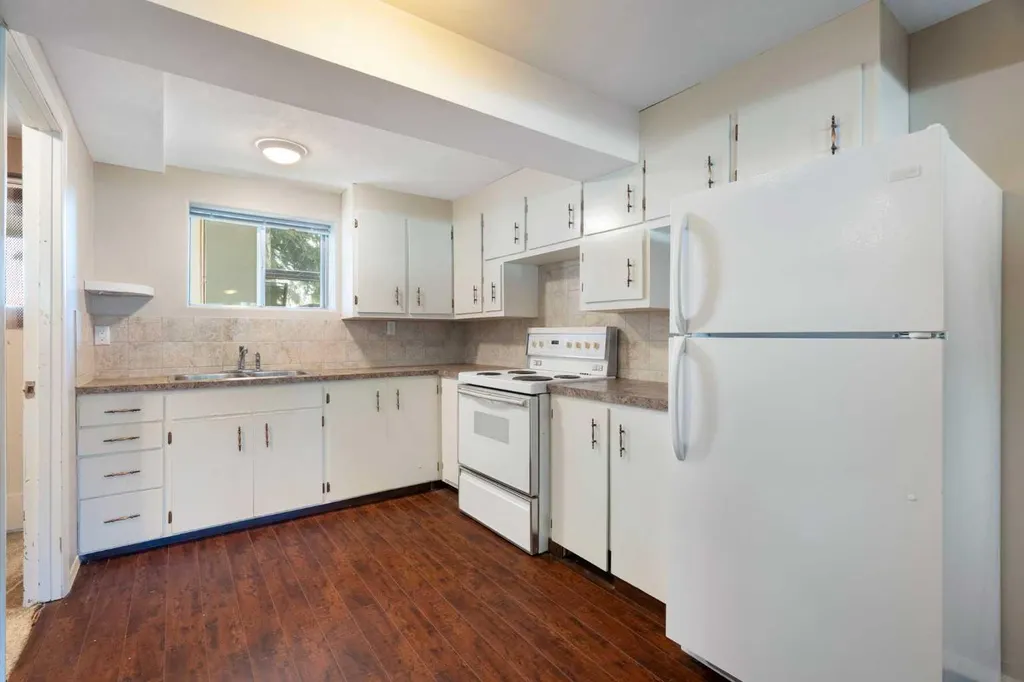 427 Queensland Road SE Calgary AB T2J 3S5