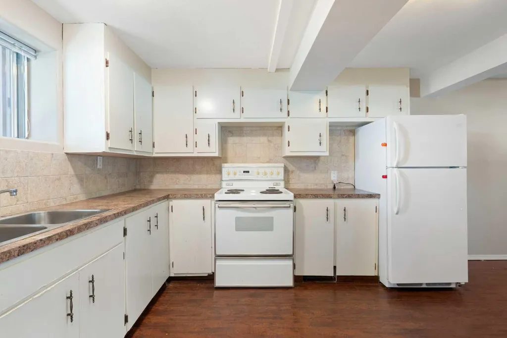 427 Queensland Road SE Calgary AB T2J 3S5