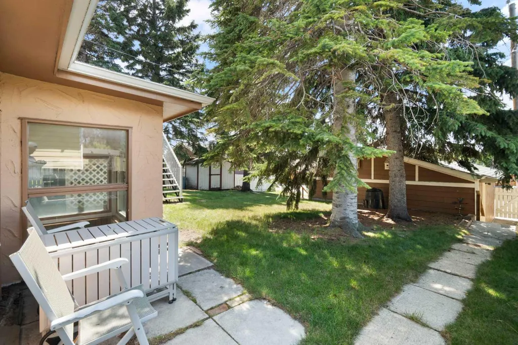 427 Queensland Road SE Calgary AB T2J 3S5