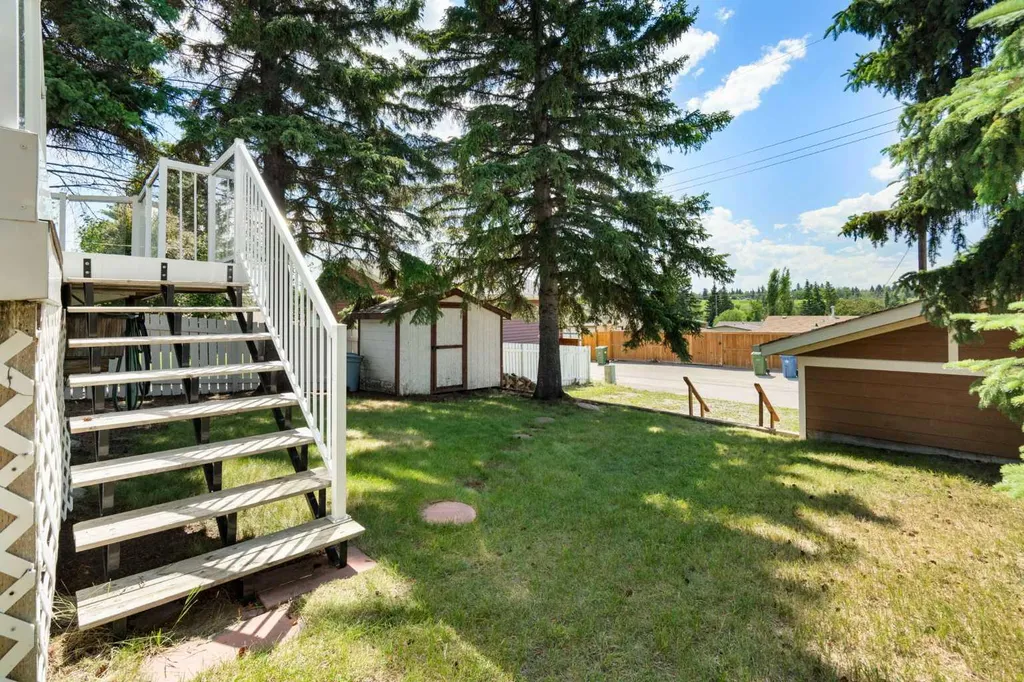 427 Queensland Road SE Calgary AB T2J 3S5