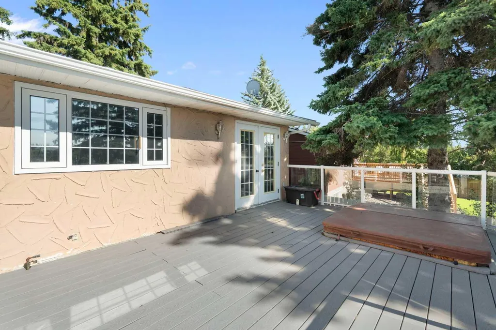 427 Queensland Road SE Calgary AB T2J 3S5