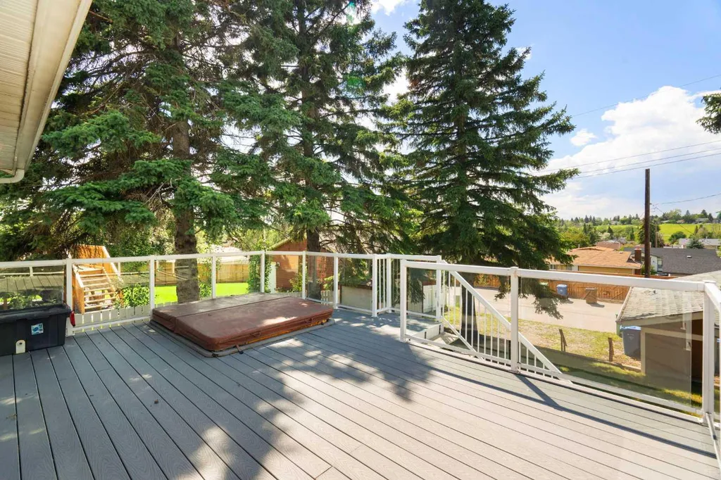 427 Queensland Road SE Calgary AB T2J 3S5