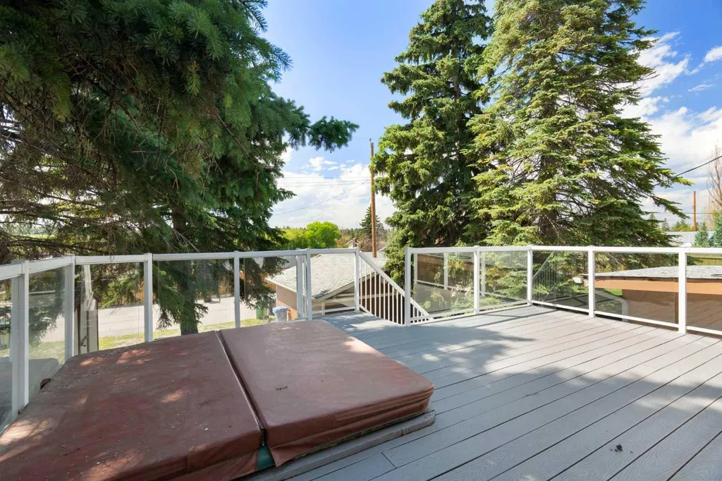 427 Queensland Road SE Calgary AB T2J 3S5