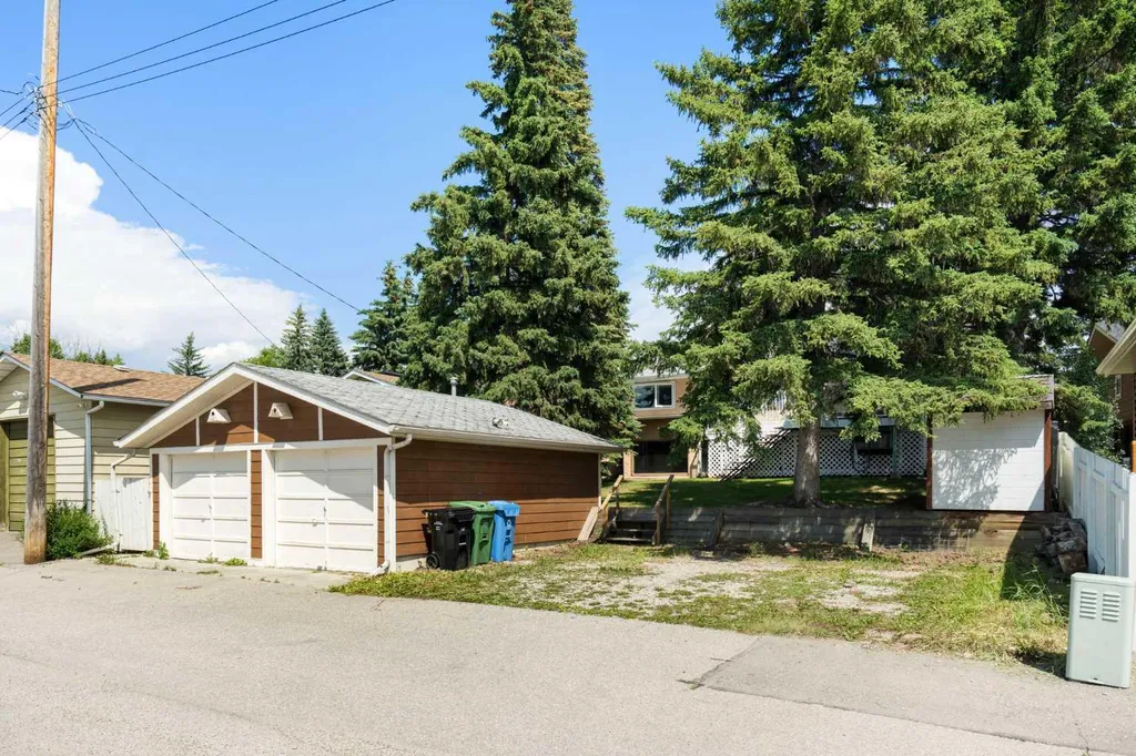 427 Queensland Road SE Calgary AB T2J 3S5