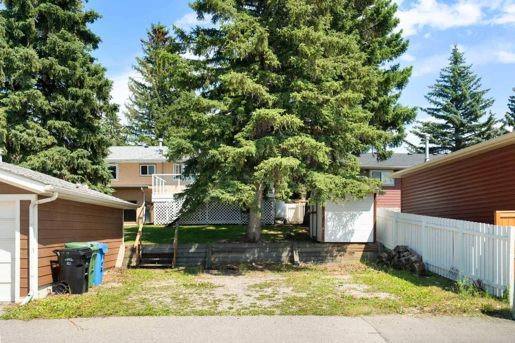 427 Queensland Road SE Calgary AB T2J 3S5