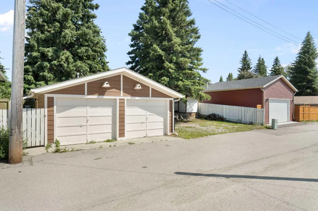 427 Queensland Road SE Calgary AB T2J 3S5