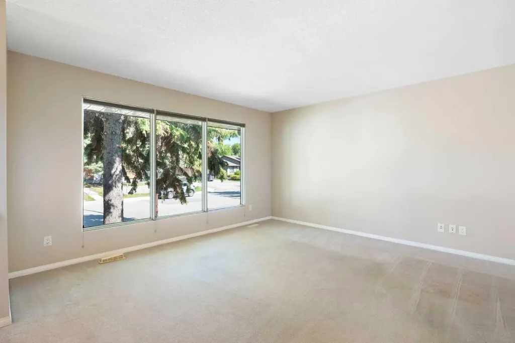 427 Queensland Road SE Calgary AB T2J 3S5