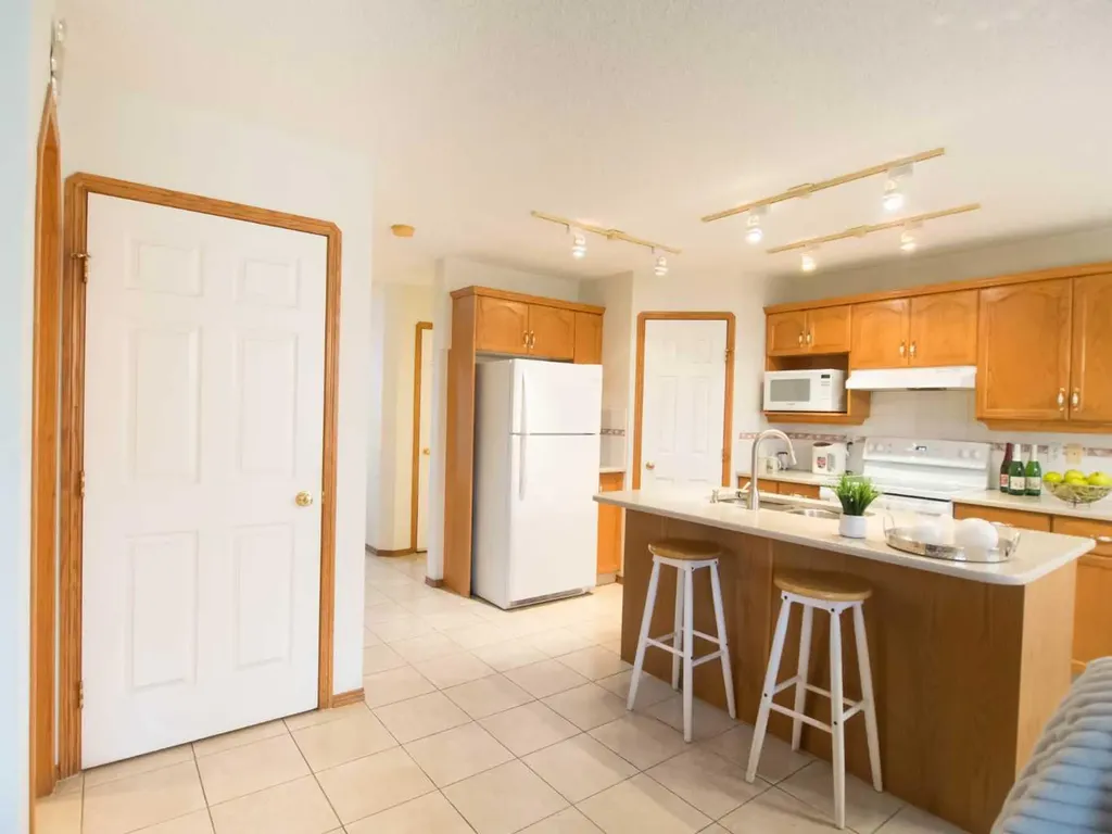 5209 Coral Shores Drive NE Calgary AB T3J 3J7