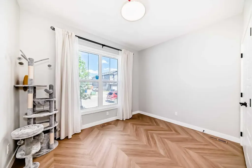 134 Versant View SW Calgary AB T2Y0N2