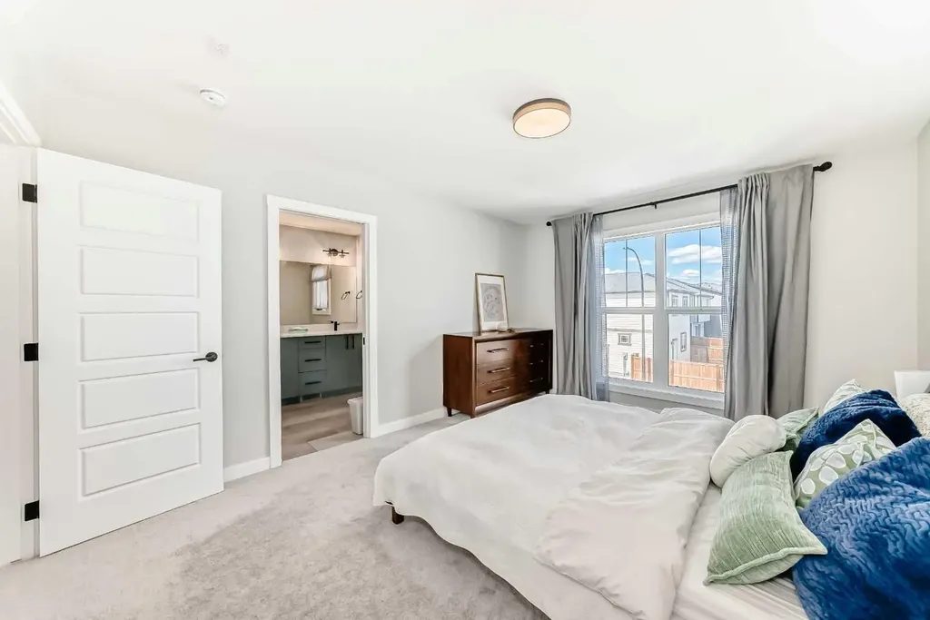 134 Versant View SW Calgary AB T2Y0N2