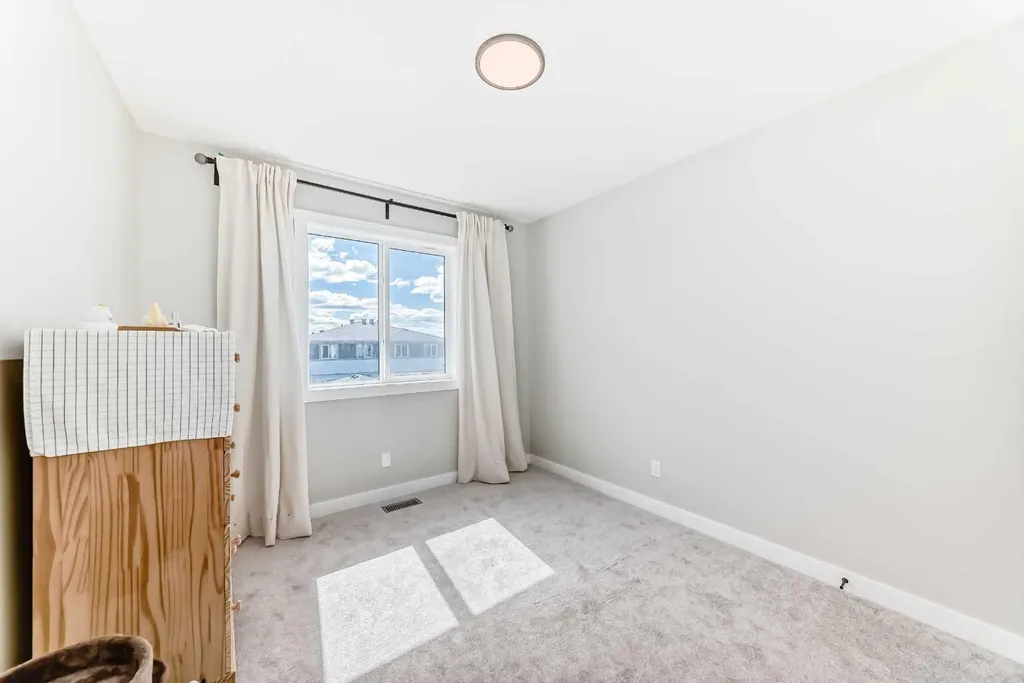 134 Versant View SW Calgary AB T2Y0N2