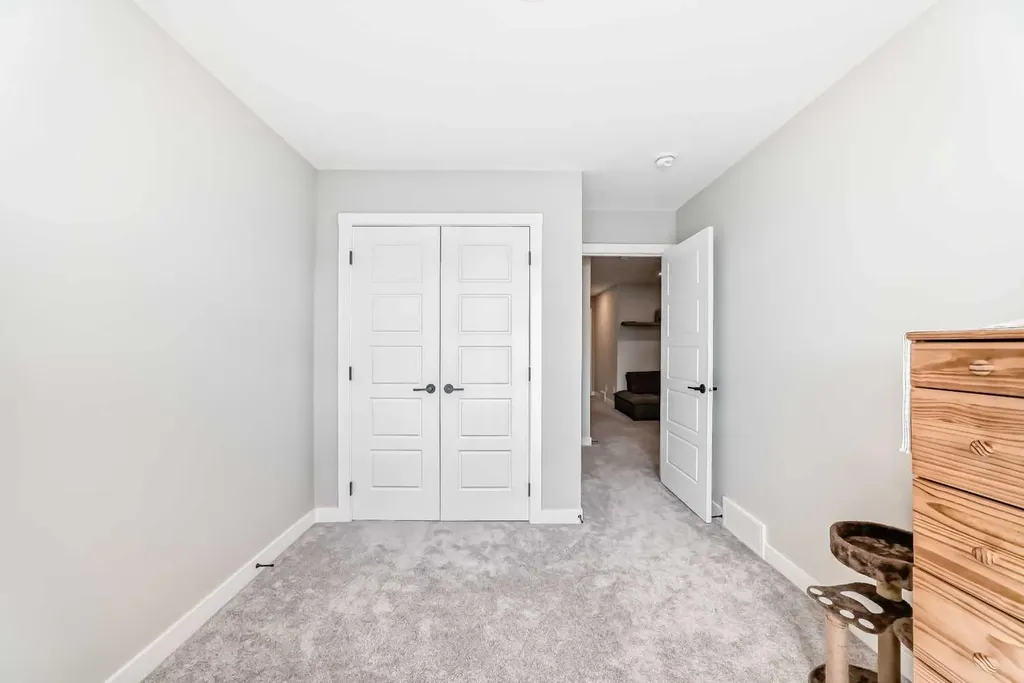 134 Versant View SW Calgary AB T2Y0N2