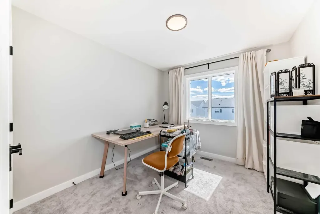 134 Versant View SW Calgary AB T2Y0N2