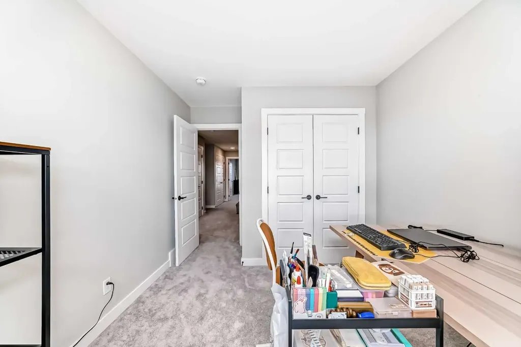 134 Versant View SW Calgary AB T2Y0N2