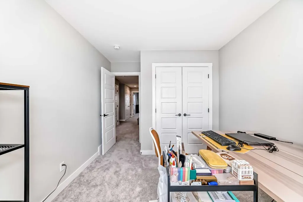134 Versant View SW Calgary AB T2Y0N2