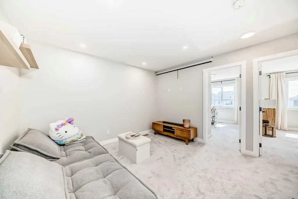 134 Versant View SW Calgary AB T2Y0N2