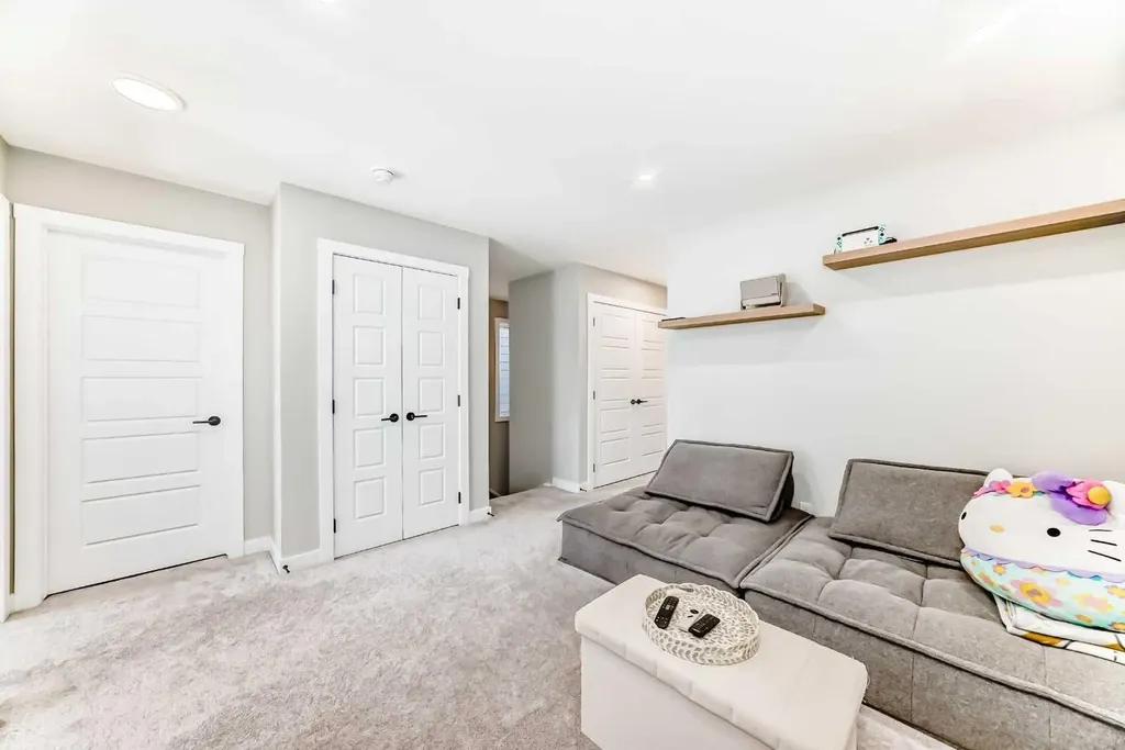 134 Versant View SW Calgary AB T2Y0N2