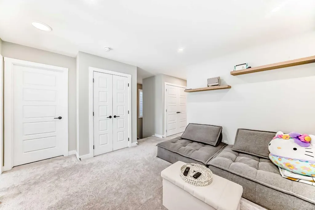 134 Versant View SW Calgary AB T2Y0N2