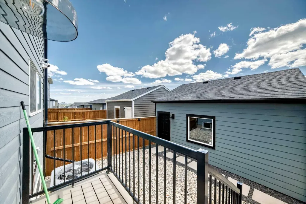 134 Versant View SW Calgary AB T2Y0N2