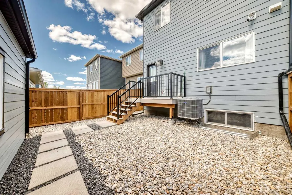 134 Versant View SW Calgary AB T2Y0N2