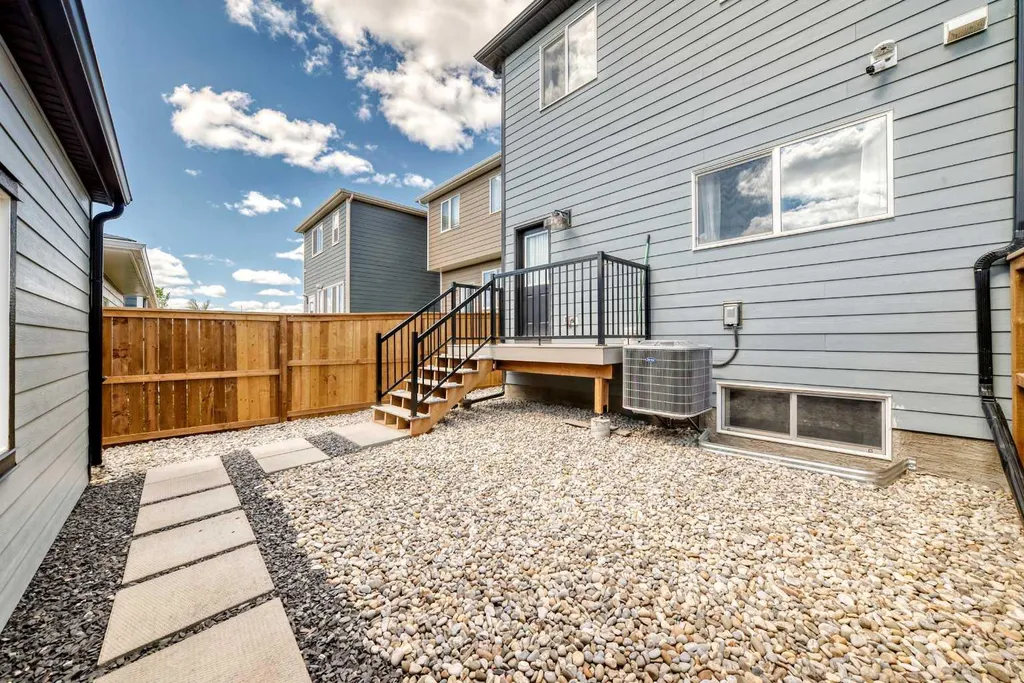 134 Versant View SW Calgary AB T2Y0N2