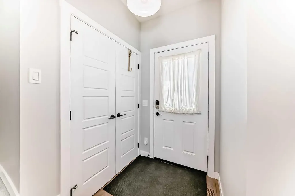 134 Versant View SW Calgary AB T2Y0N2