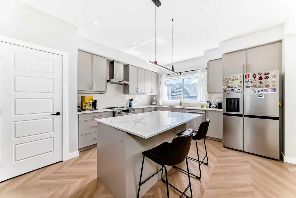 134 Versant View SW Calgary AB T2Y0N2