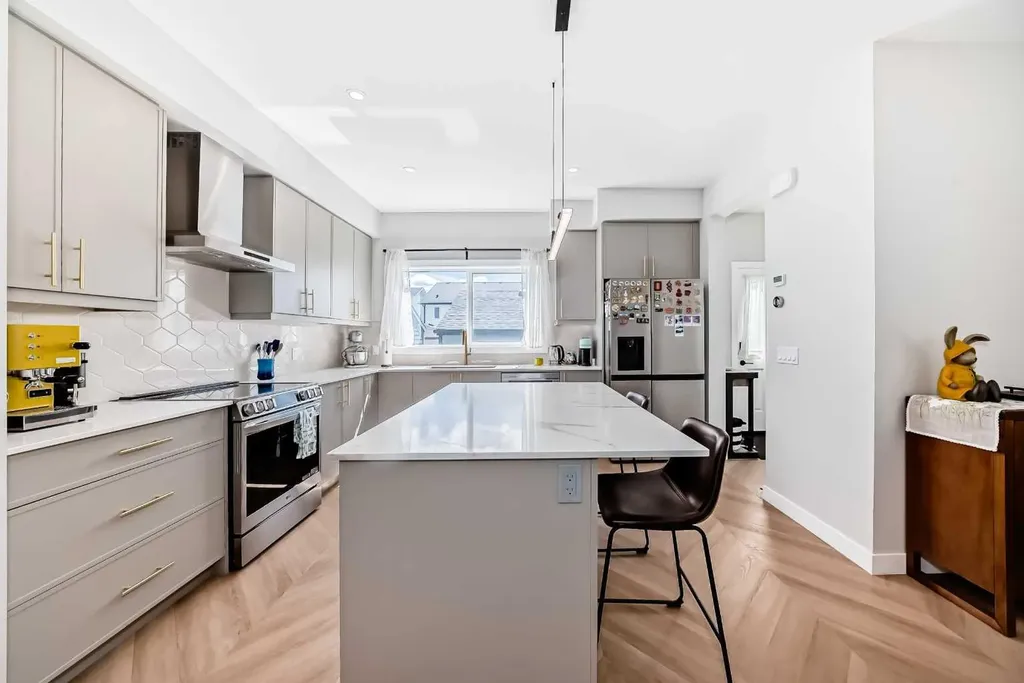 134 Versant View SW Calgary AB T2Y0N2