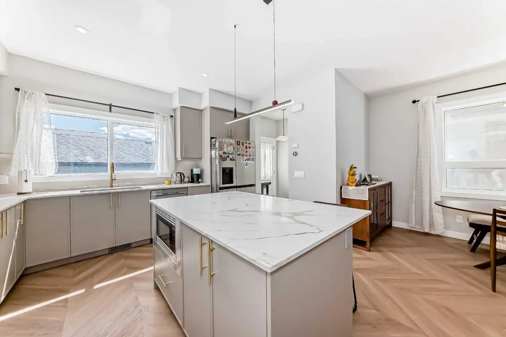 134 Versant View SW Calgary AB T2Y0N2