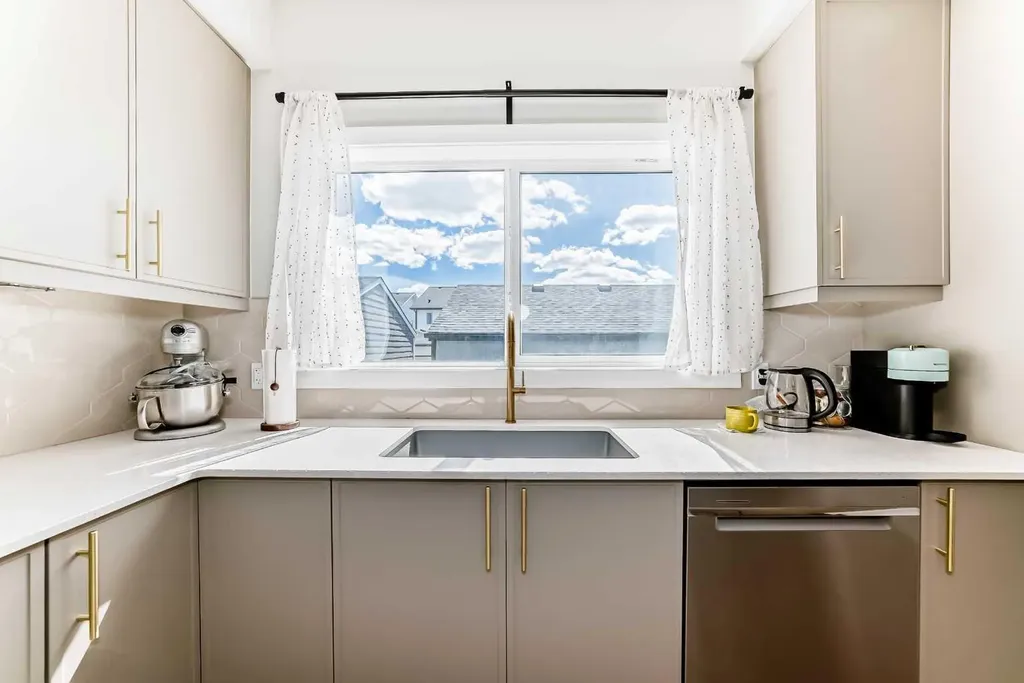 134 Versant View SW Calgary AB T2Y0N2