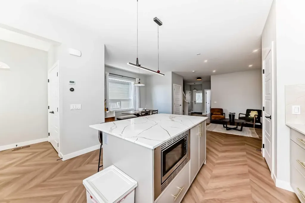 134 Versant View SW Calgary AB T2Y0N2