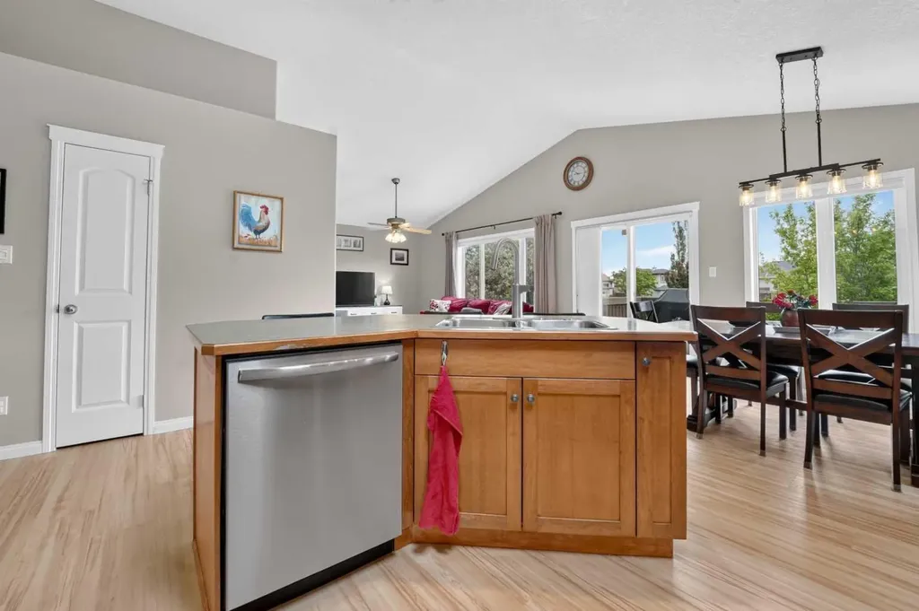 382 Heritage Boulevard W Lethbridge AB T1K 7M5