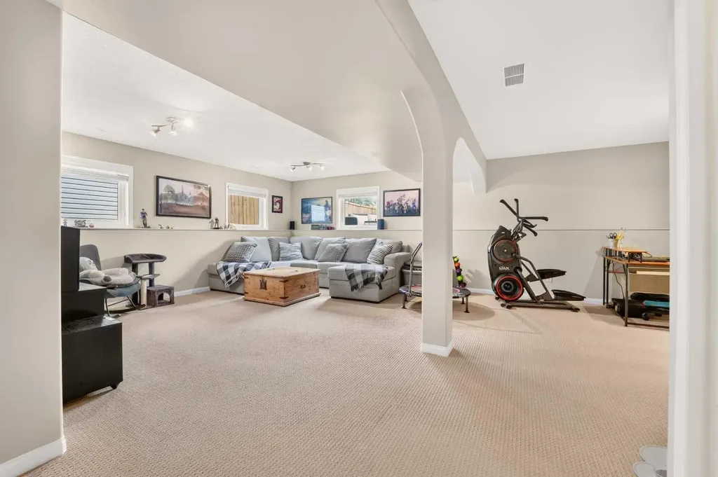 382 Heritage Boulevard W Lethbridge AB T1K 7M5